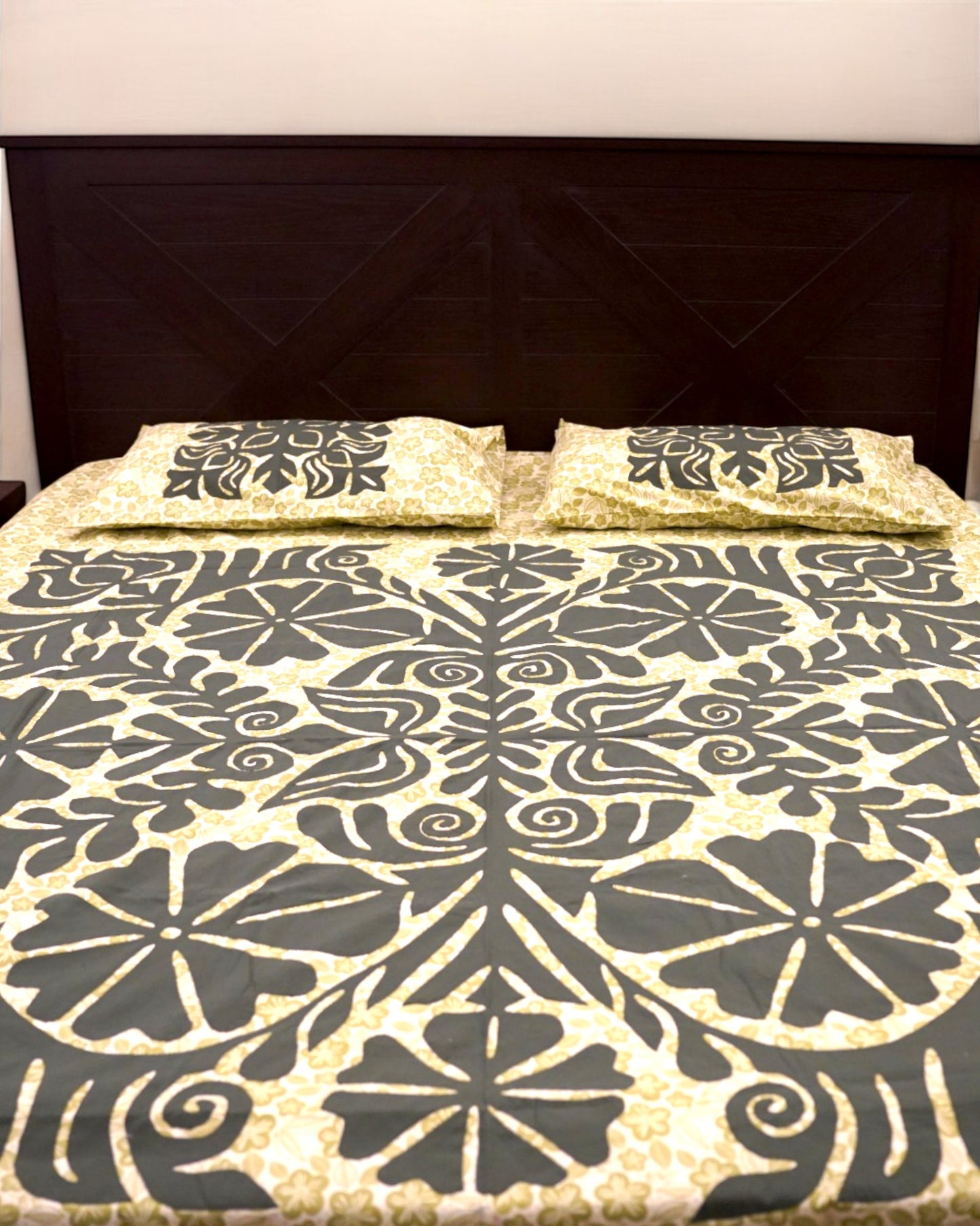 APPLIQUE BED SHEET + 2 PILLOWS
